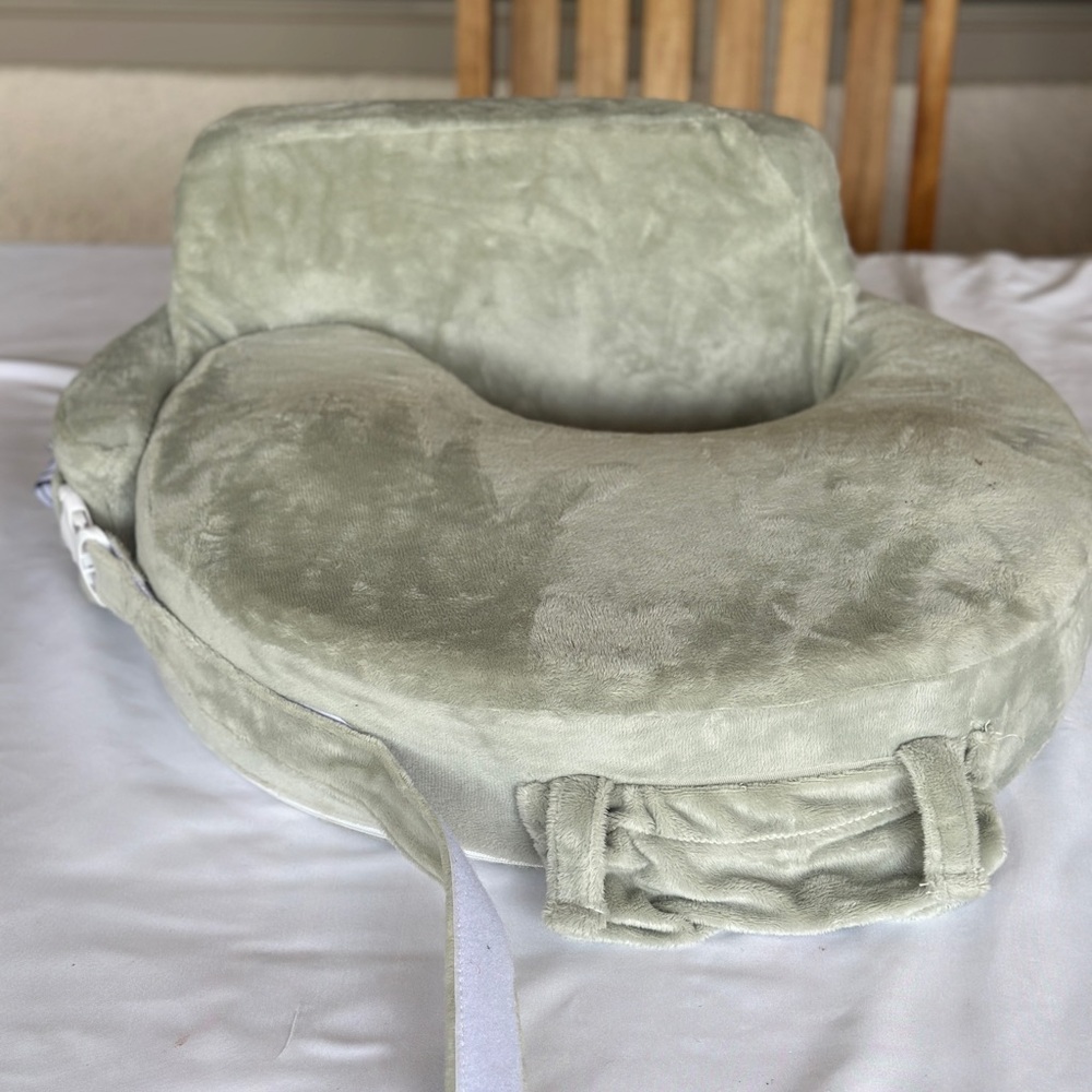 Mom’s best friend super deluxe nursing pillow